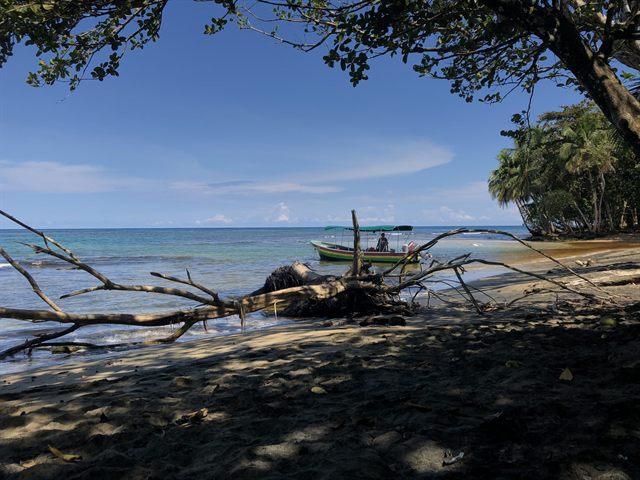A lancha crossing the turquoise water between the islands